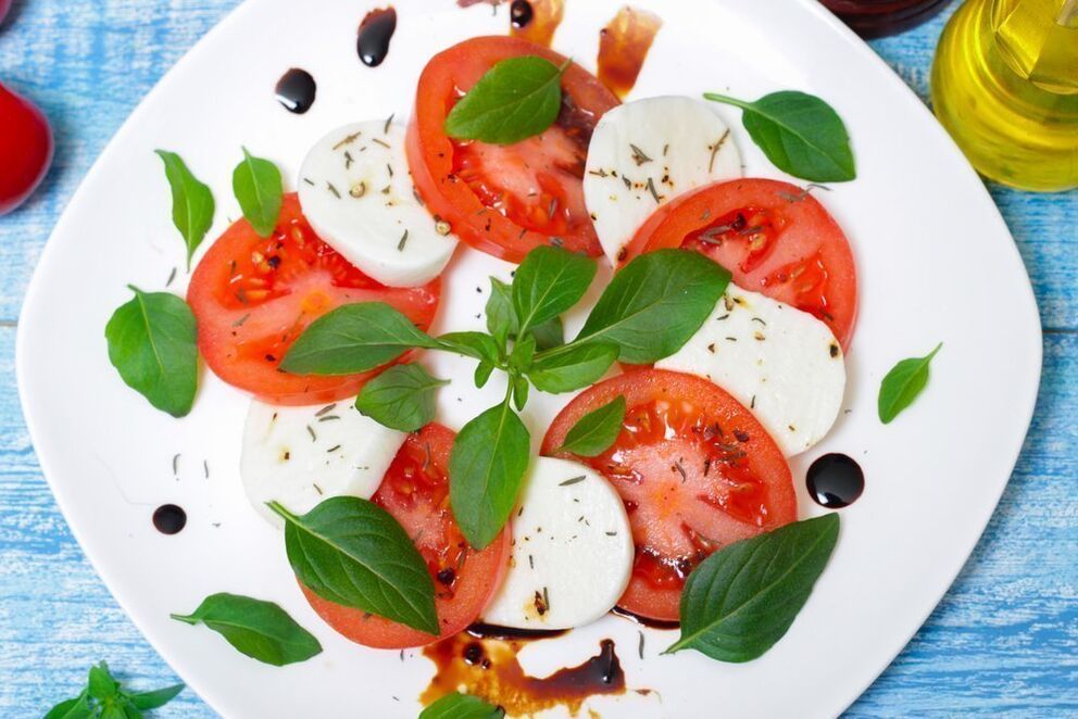 domate me djathë dhe barishte për dietën mesdhetare