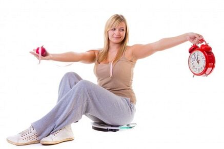 Një vajzë që dëshiron të humbasë peshë ushqehet shëndetshëm dhe sipas një regjimi