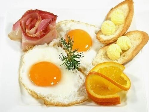 vezë të skuqura me proshutë si një ushqim i ndaluar për gastritin