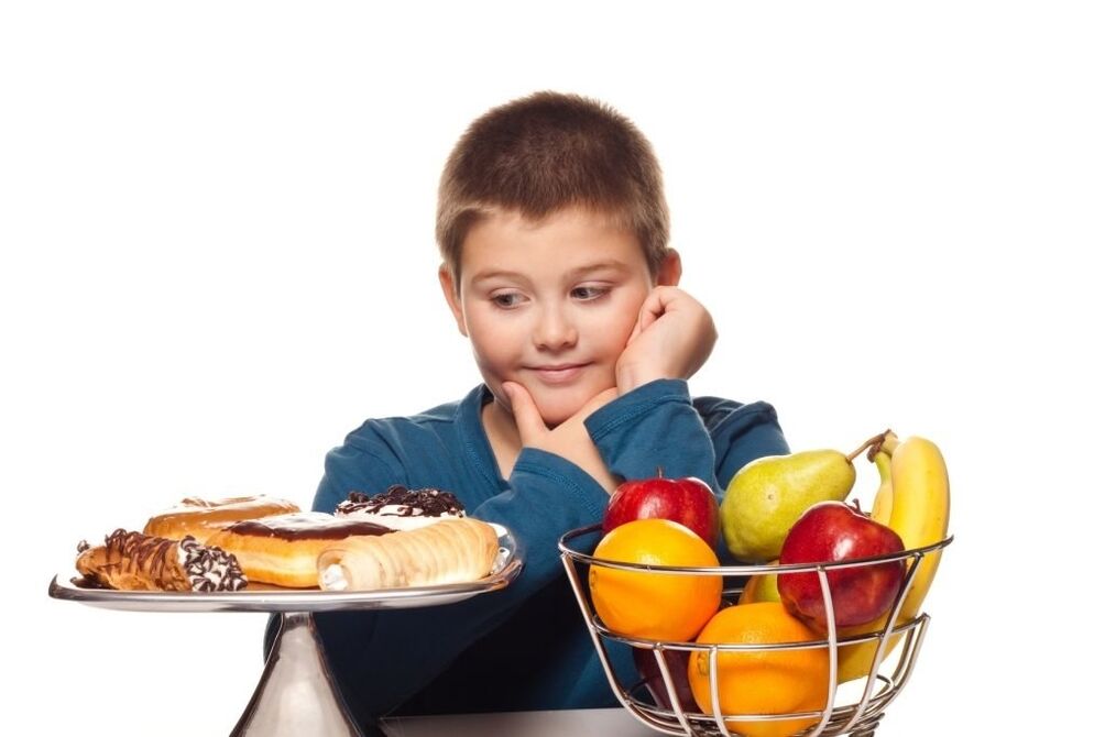 Eliminimi i ushqimeve jo të shëndetshme me sheqer nga dieta e një fëmije në favor të frutave